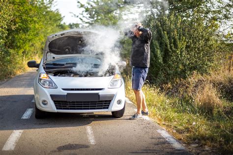 Trouble Under the Hood: Why Is My Car Battery。